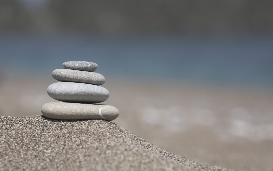 piedras colocadas en la playa, cómo mejorar tu concentración para mejorar los resultados en el estudio