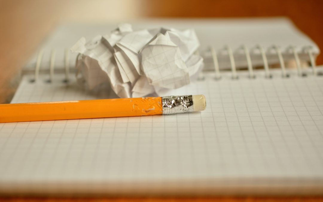 palabras y expresiones que usamos mal, cuaderno con lápiz y hoja arrugada