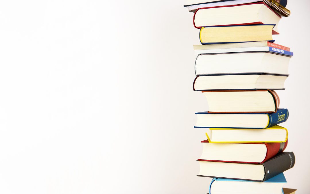 libros apilados, como superar el curso en las últimas semanas sin estudiar 10 horas diarias