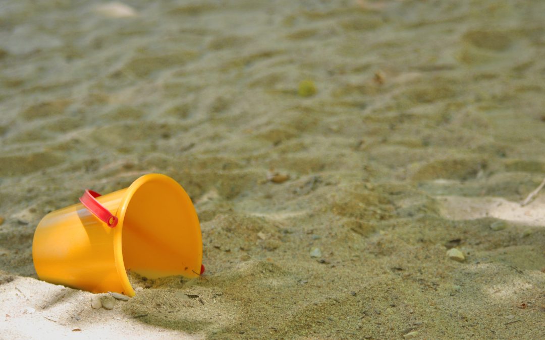 actividades de verano, Cómo aprovechar el verano sin convertirlo en otro curso escolar, cubo en la arena de la playa