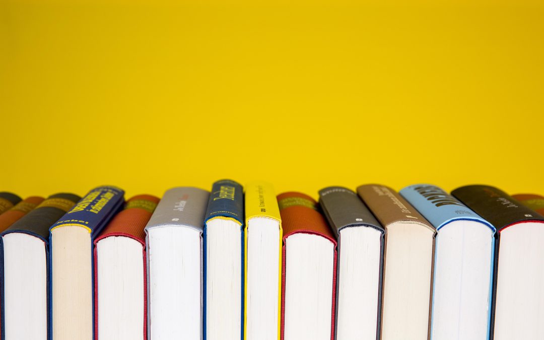 libros de canto, sobre fondo amarillo, por que memorizar no es lo mismo que aprender